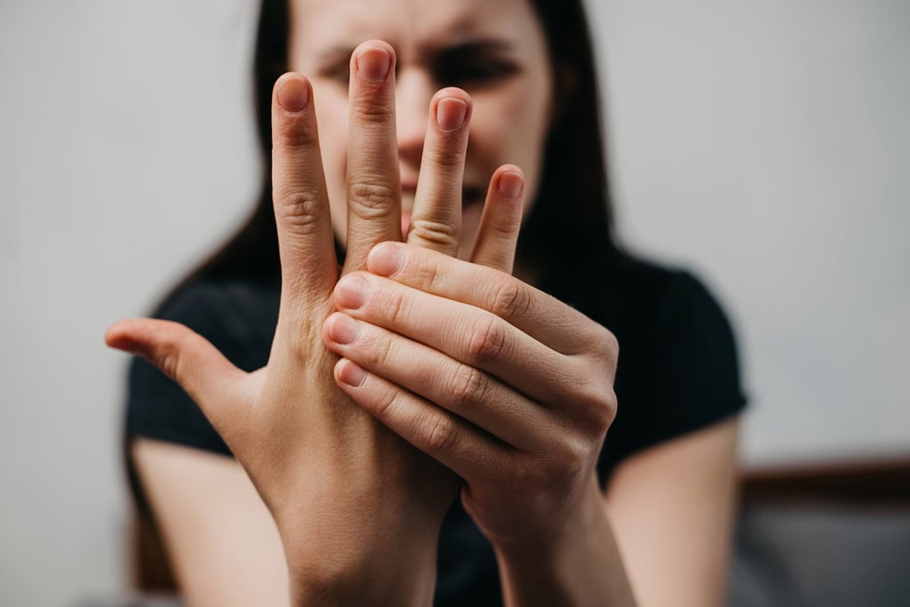  手指一早卡住伸不直？小心扳机指恶化要开刀