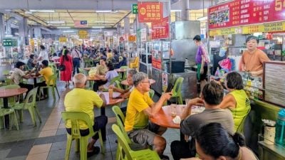 拉律峇登综合公市 105小贩每档获赠12椅子