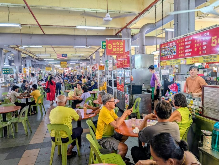 拉律峇登综合公市 105小贩每档获赠12椅子