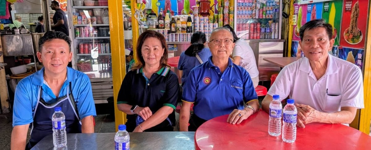 拉律峇登综合公市 105小贩每档获赠12椅子