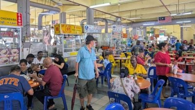 拉律峇登综合公市小贩中心 地面缺陷沟盖绊倒人