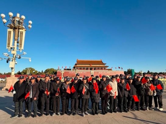 拍片助村推广农产品赚钱 支书带26老人赴京圆梦