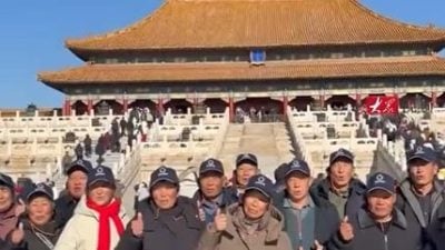 拍片助村推广农产品赚钱 支书带26老人赴京圆梦