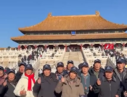 拍片助村推广农产品赚钱 支书带26老人赴京圆梦