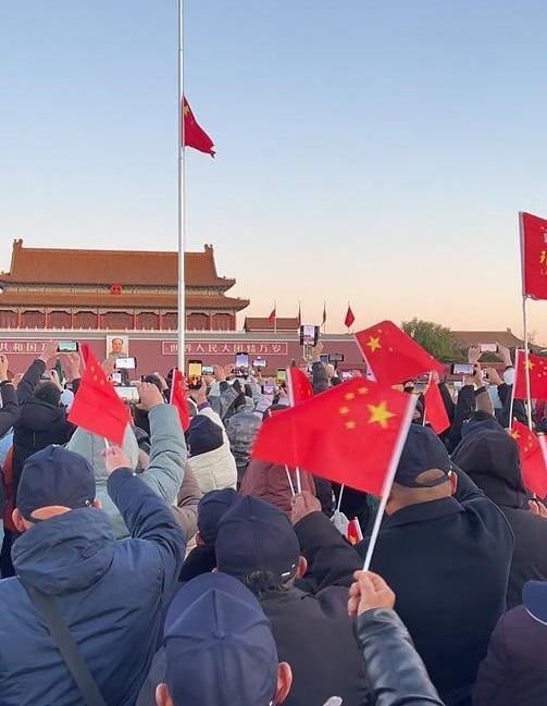 拍片助村推广农产品赚钱 支书带26老人赴京圆梦