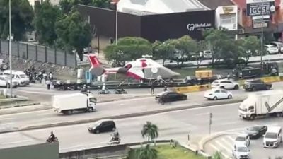 视频 | 拖格罗里载运直升机上路致拥堵 警：已开档调查