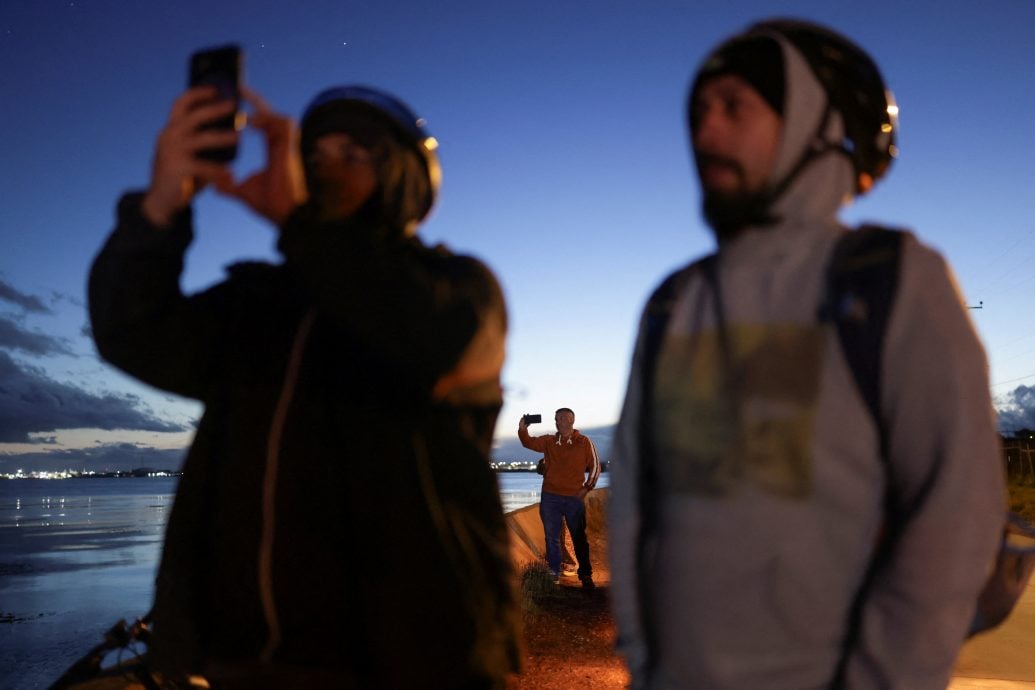 拚图)2025年最后一次超级月亮夜空高挂