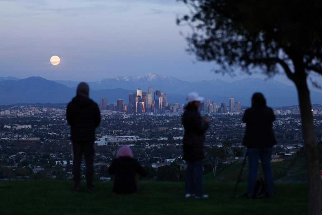 拚图)2025年最后一次超级月亮夜空高挂