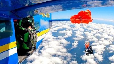 澳男降落伞缠机翼 1.5万呎高空割绳逃生