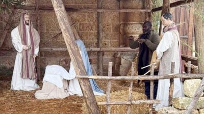 意大利逃犯扮雕像藏身圣诞布景  市长路过慧眼识破