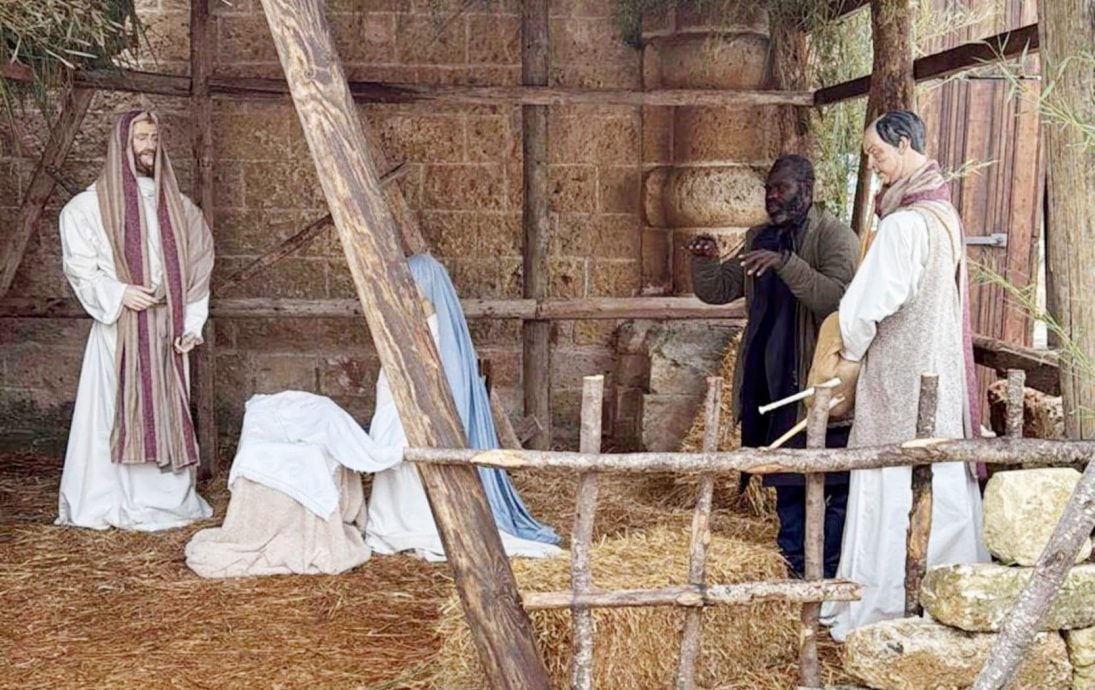 拚图)意大利逃犯扮雕像藏身圣诞布景 市长路过慧眼识破