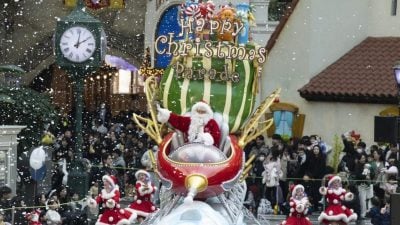 首尔乐天世界圣诞节游行迎佳节