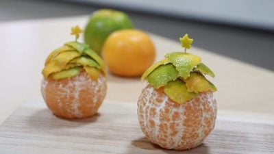 台南长荣女中学生巧手创作  橘子变可爱版圣诞树