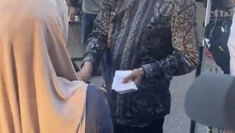 挥手就给100令吉 男子市集派钱好大方