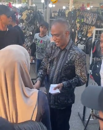 挥手就给100令吉　男子市集派钱好大方