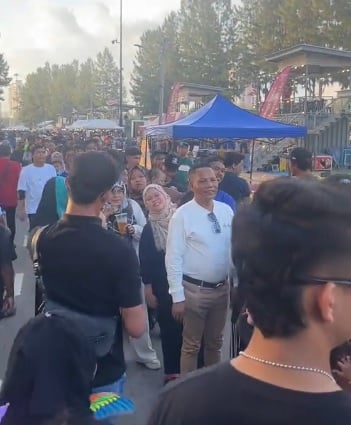 挥手就给100令吉　男子市集派钱好大方