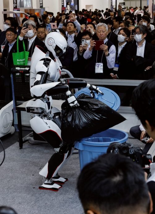 挥舞扫帚、精准投掷 川崎重工人形机器人迈向生活实用场景