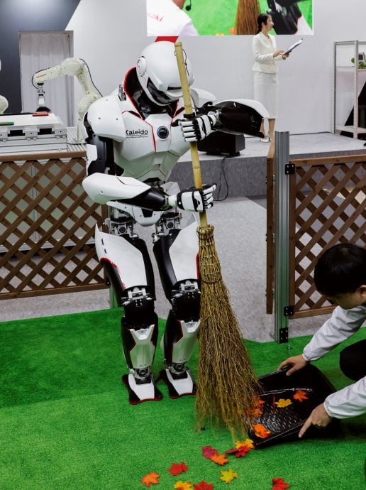 挥舞扫帚、精准投掷 川崎重工人形机器人迈向生活实用场景