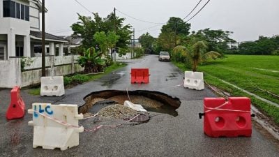 排污管路塌污水飘臭   维多利亚花园居民投诉无门