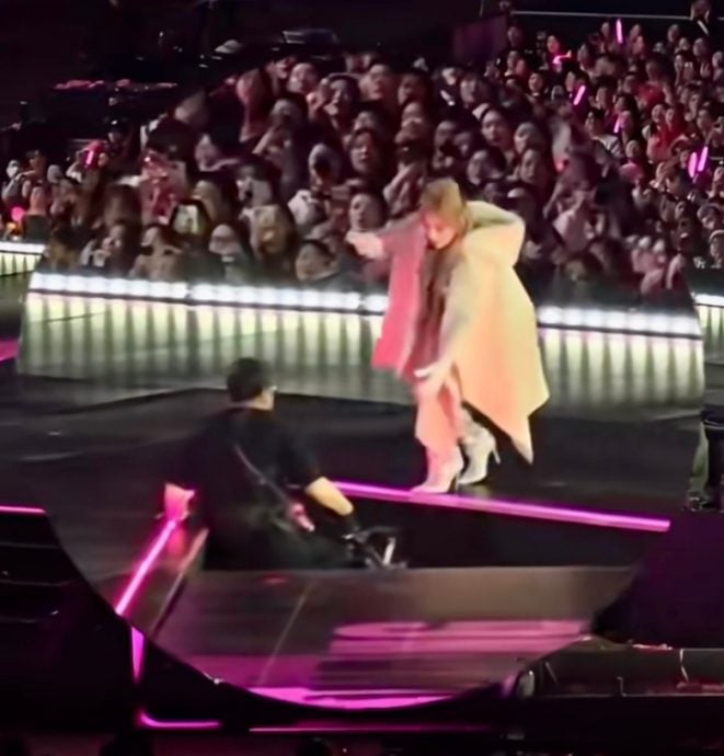 摄影师踩空跌下升降台　宋雨琦暖心搀扶获赞