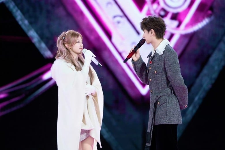 摄影师踩空跌下升降台　宋雨琦暖心搀扶获赞