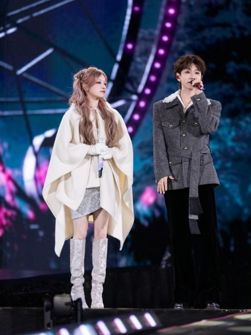 摄影师踩空跌下升降台　宋雨琦暖心搀扶获赞