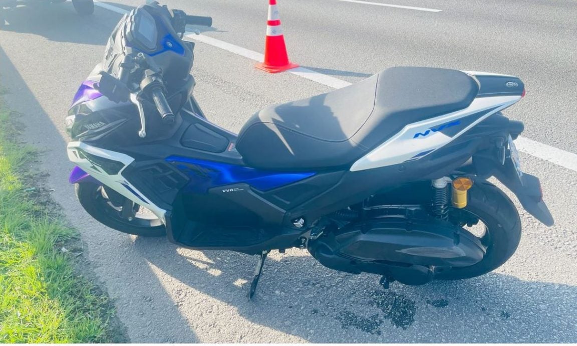 摩托疑失控猛撞护栏 骑士与乘客双双殒命大道