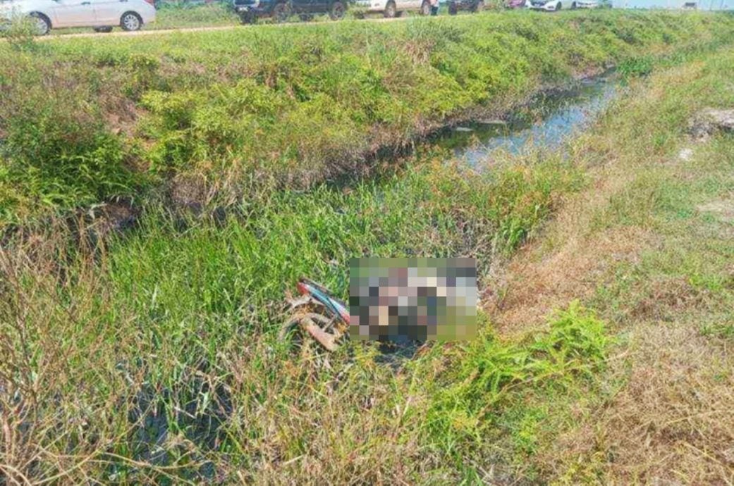 摩托车失控坠入沟渠，云冰45岁保安员当场丧命。