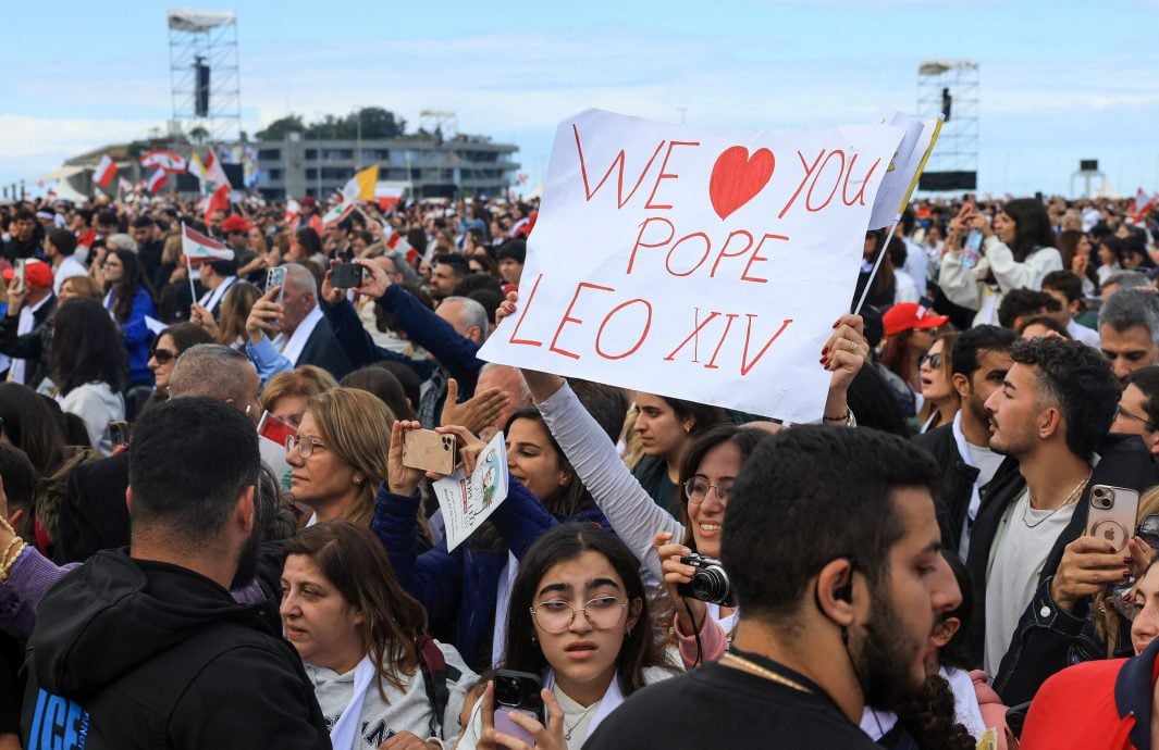 教宗贝鲁特海滨主持弥撒   访港口爆炸现场会见幸存者与遗属