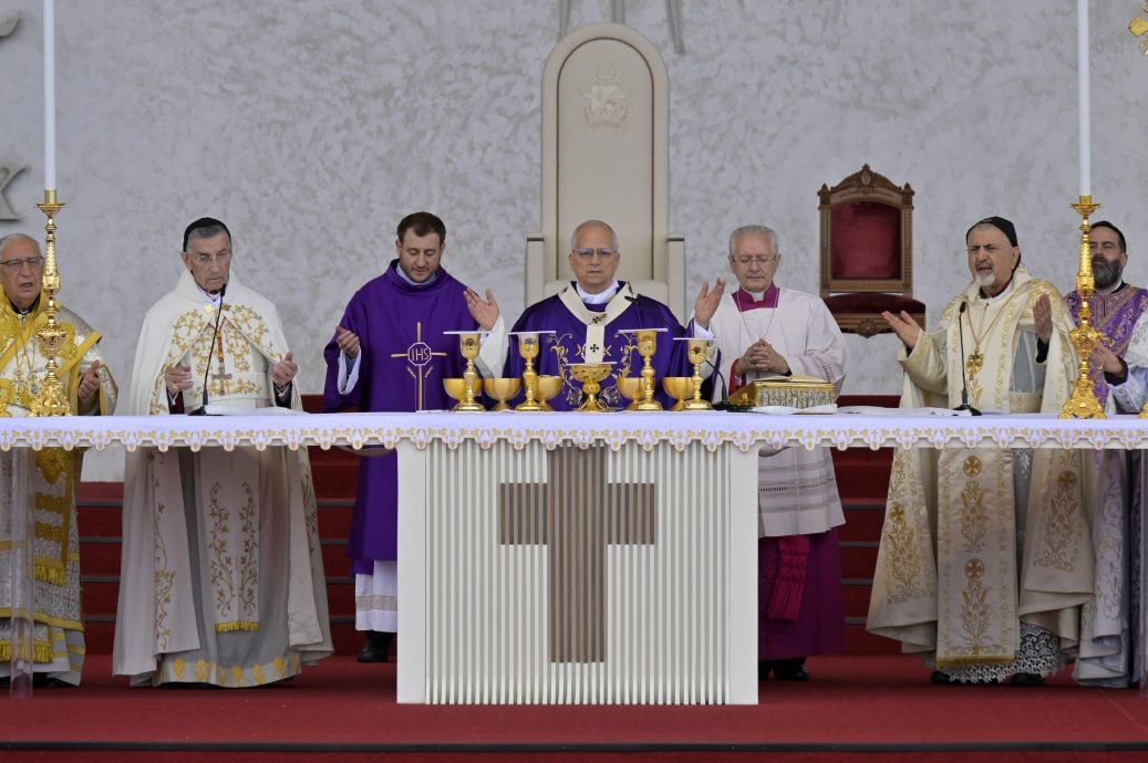 教宗贝鲁特海滨主持弥撒   访港口爆炸现场会见幸存者与遗属