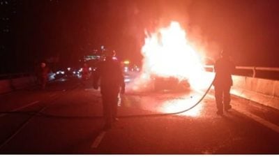 新街场大道火烧车 宝马变废铁