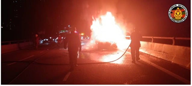 新街场大道火烧车 宝马变废铁