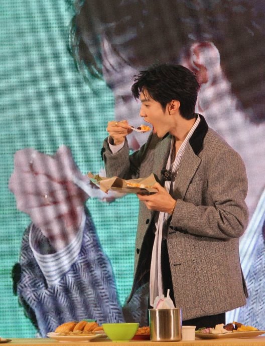 无法接受可爱三连拍 陈哲远竟自掴巴掌