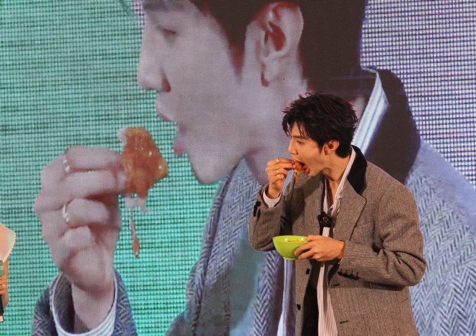 无法接受可爱三连拍 陈哲远竟自掴巴掌