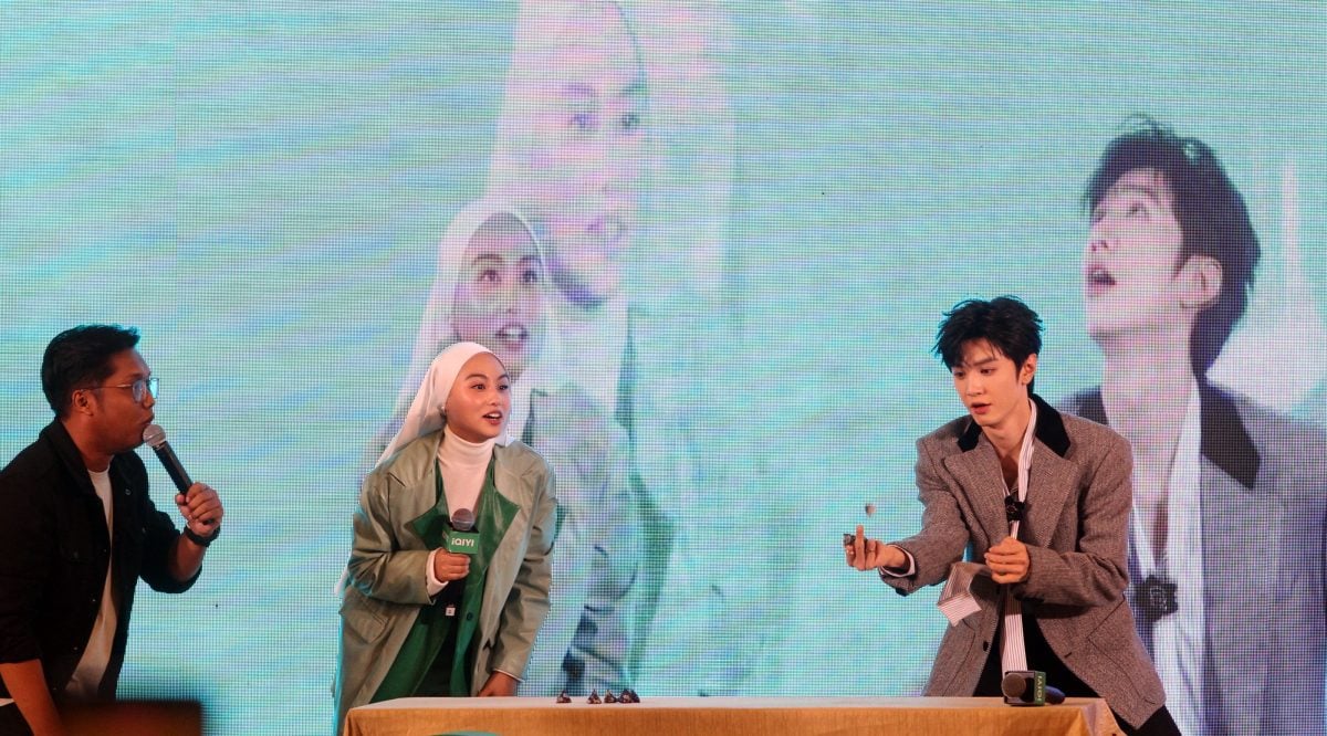 无法接受可爱三连拍 陈哲远竟自掴巴掌