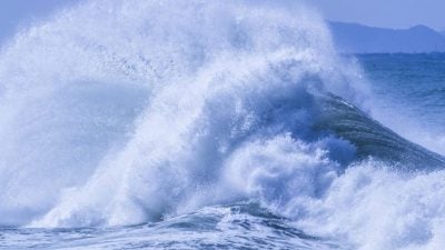 无视禁止下水警告硬闯！西班牙海岸5泳客遭大浪卷走 4死1失踪