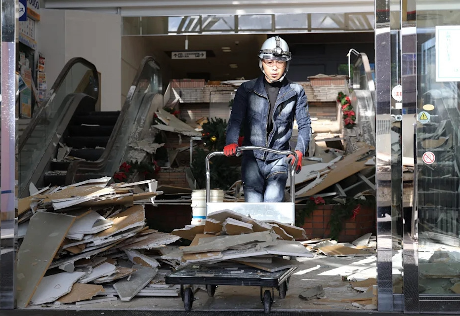 日本青森外海深夜强震 居民逃难“挤爆超商” 疯抢饭团、面包