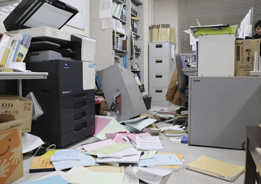 日本青森外海深夜强震 居民逃难“挤爆超商” 疯抢饭团、面包