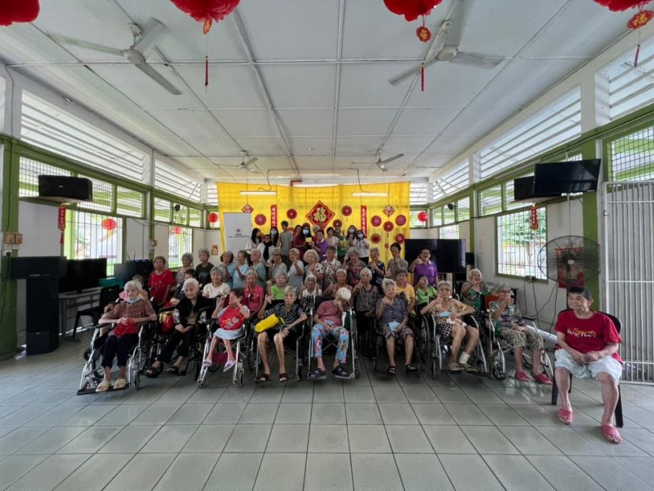 早报可做头，请签发--大都会：同善医院为银禧老妇院接种流感疫苗／3图