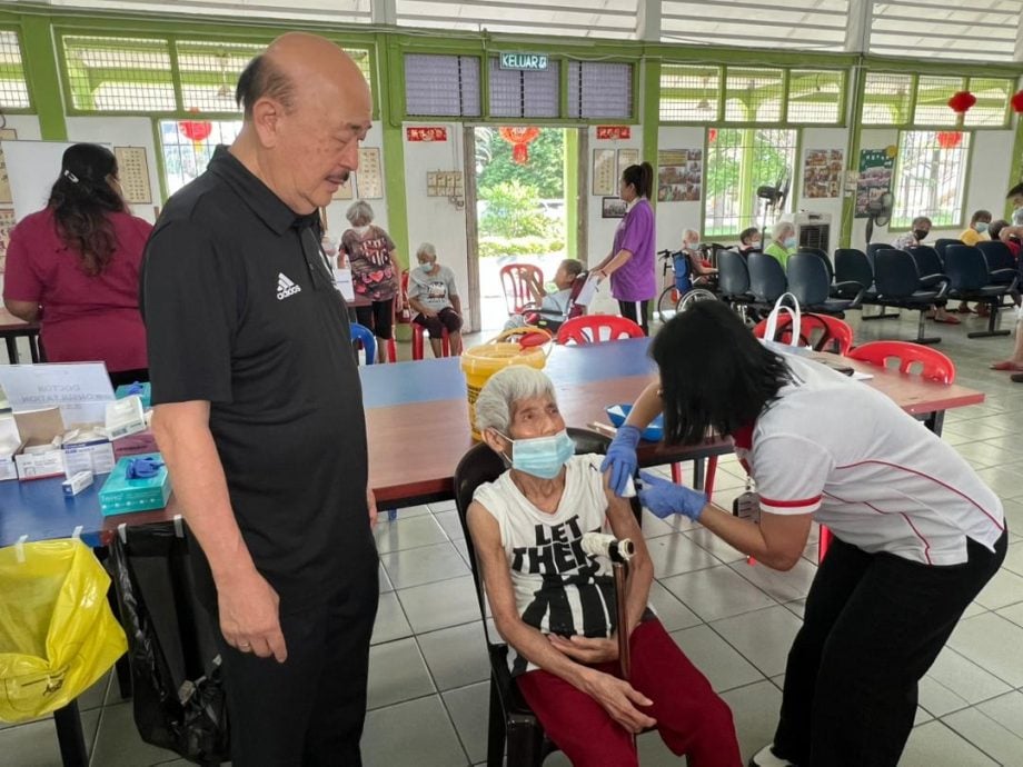 早报可做头，请签发--大都会：同善医院为银禧老妇院接种流感疫苗／3图