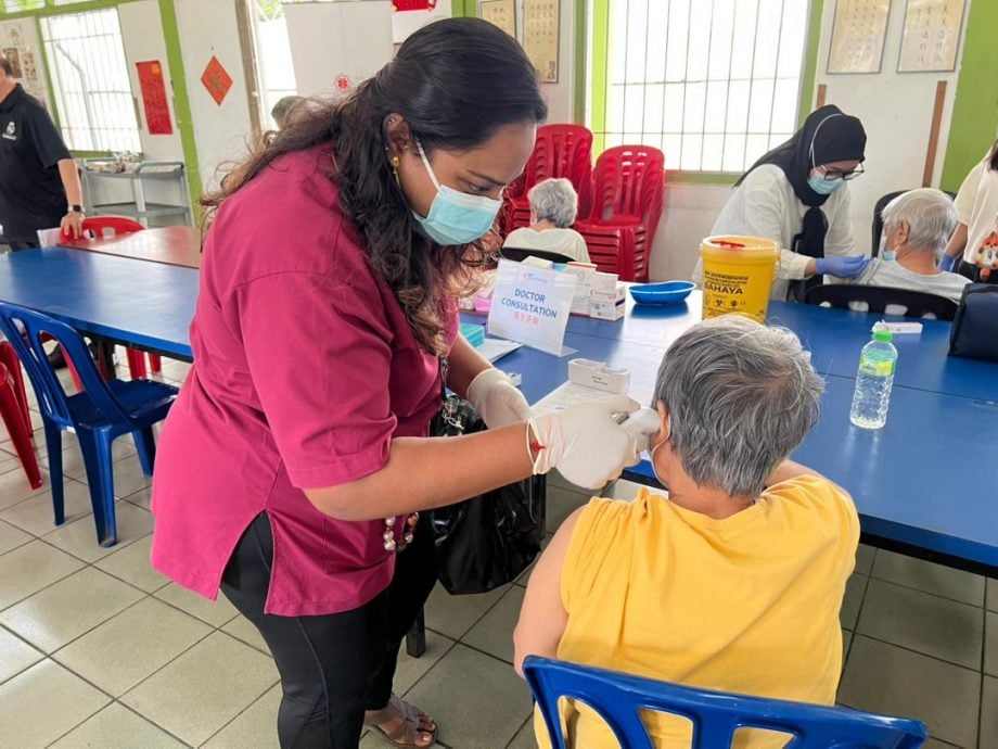 早报可做头，请签发--大都会：同善医院为银禧老妇院接种流感疫苗／3图