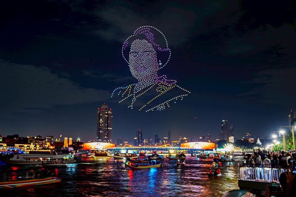  昭披耶河超炫灯光秀 千架无人机照亮曼谷夜空