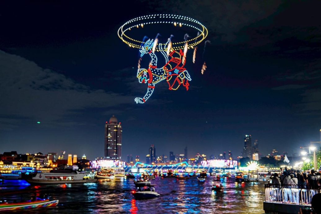  昭披耶河超炫灯光秀 千架无人机照亮曼谷夜空