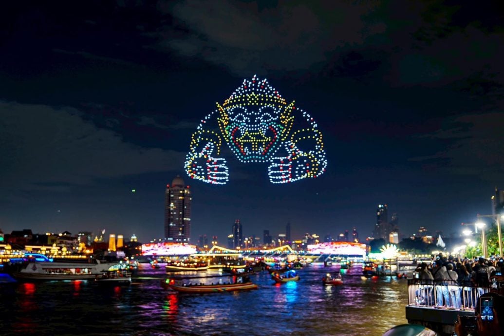  昭披耶河超炫灯光秀 千架无人机照亮曼谷夜空