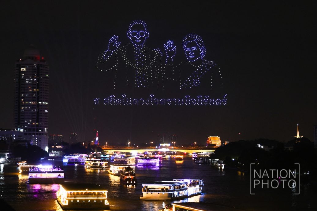  昭披耶河超炫灯光秀 千架无人机照亮曼谷夜空