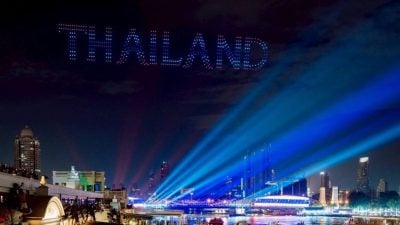 昭披耶河超炫灯光秀 千架无人机照亮曼谷夜空