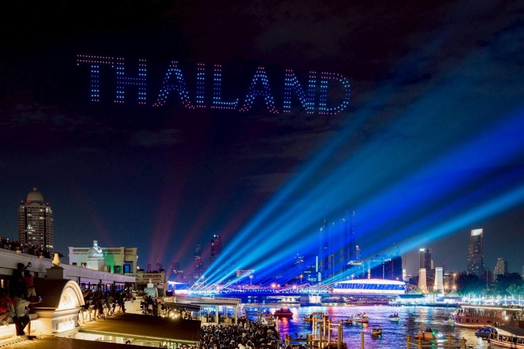  昭披耶河超炫灯光秀 千架无人机照亮曼谷夜空