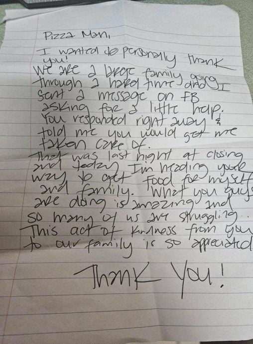 暖势力 不忍发现有人翻垃圾桶觅食 披萨店老板暖心告示免费供餐