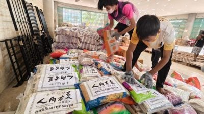 泰南大水灾 | 佛光山送暖合艾 捐物资救济灾黎