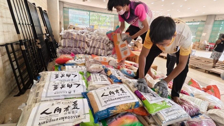 泰南大水灾 | 佛光山送暖合艾 捐物资救济灾黎